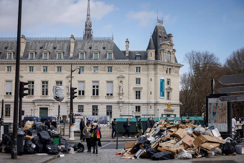 Из-за забастовок коммунальщиков в Париже сложилась критическая ситуация с мусором, который не вывозится уже в течение трех недель