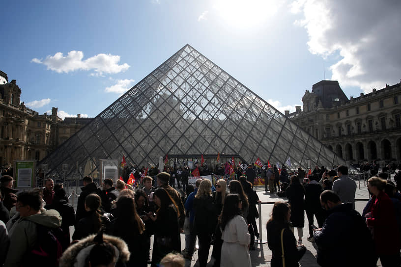 27 марта сотрудники Лувра присоединились к забастовке с требованием отменить пенсионную реформу. Протестующие закрыли вход в один из крупнейших музеев мира