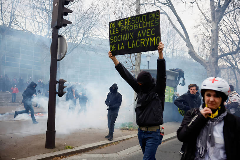 В некоторых случаях полиция применяла слезоточивый газ для разгона демонстрантов
&lt;br>На фото: протестующий держит плакат с надписью: «Вы не можете решить социальные проблемы с помощью слезоточивого газа»