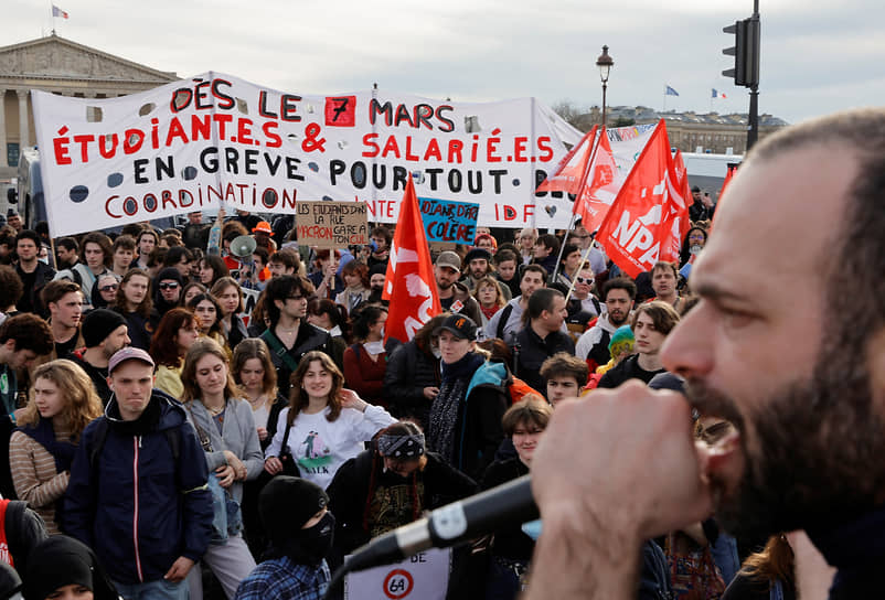 В Париже демонстранты скандировали антиправительственные лозунги, требовали отставки президента Эмманюэля Макрона, премьер-министра Элизабет Борн и отмены пенсионной реформы