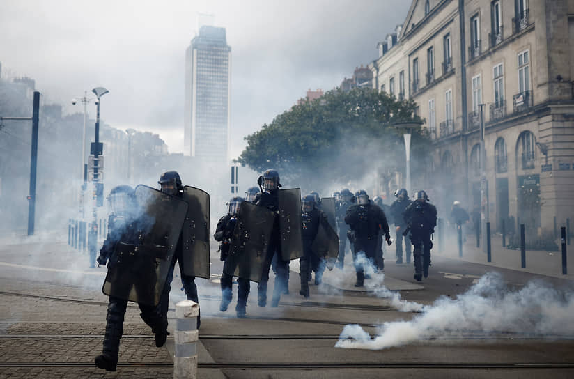 В Нанте полиция разгоняла митингующих слезоточивым газом 