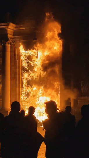 Протестующие подожгли здание мэрии в Бордо
