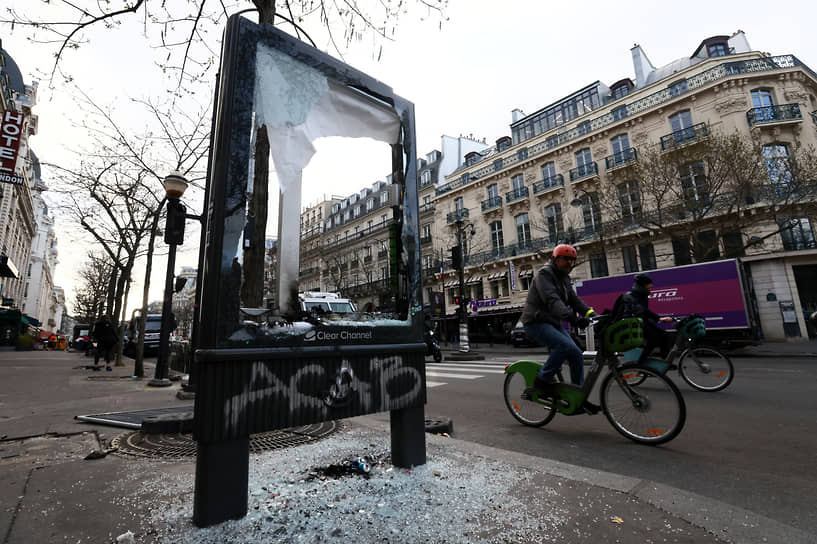 Разбитый рекламный щит в Париже