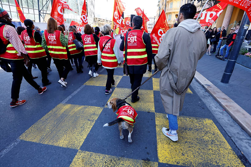 Участники забастовки в жилетах профсоюза CGT в Ницце