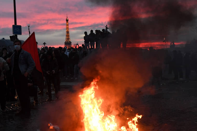 16 марта на митинге против пенсионной реформы в Париже полиция арестовала около 120 человек. Центром протестов во французской столице стала площадь Согласия