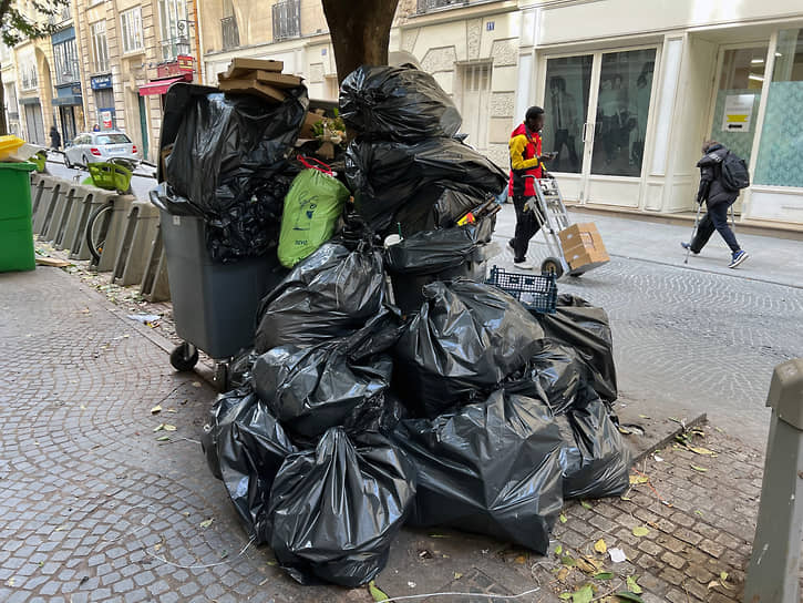 В борьбе против пенсионной реформы парижские мусорщики объявили забастовку, из-за этого на улицах французской столицы скопился невывезенный мусор