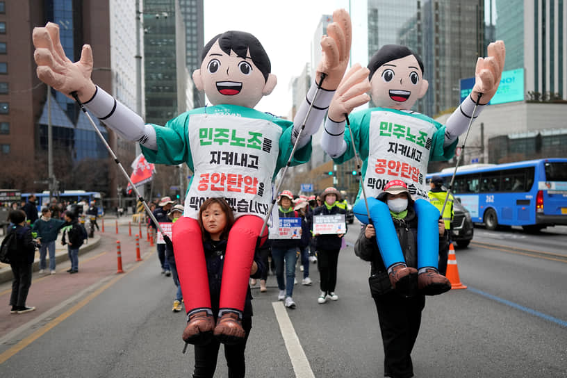 Сеул, Южная Корея. Члены Корейской конфедерации профсоюзов на марше в честь Международного женского дня