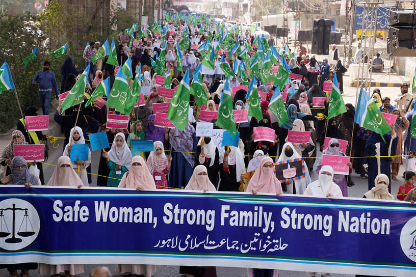 Лахор, Пакистан. Акция сторонниц религиозной партии «Джамаат-э-Ислами» (запрещена в РФ) 