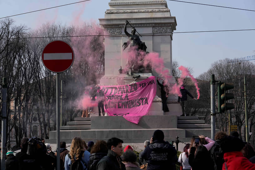 Милан, Италия. Митинг студентов у памятника Джузеппе Гарибальди, приуроченный к Международному женскому дню