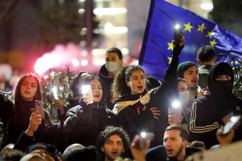 После нескольких дней массовых протестов представители правящей партии «Грузинская мечта» и общественного движения «Сила народа» заявили, что законопроект будет отозван из парламента
&lt;br>На фото: протестующие на митинге в Тбилиси 9 марта 