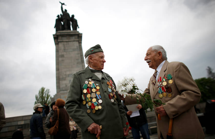 Ветераны возле памятника Советской армии в Софии