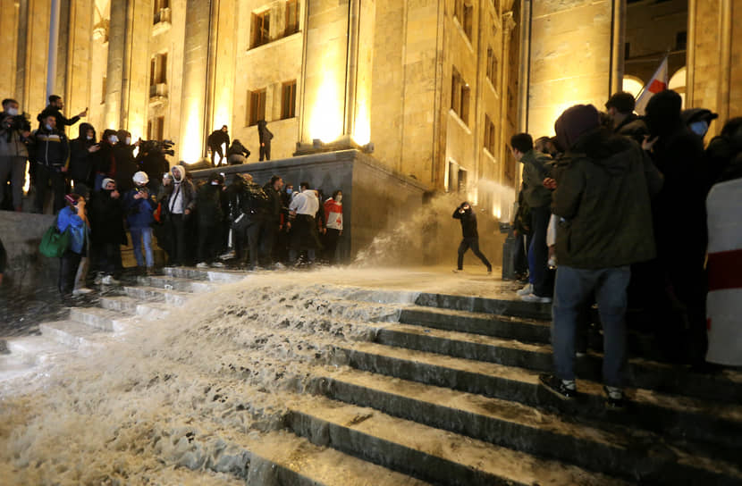Правоохранительные органы разгоняют демонстрантов с помощью водометов
