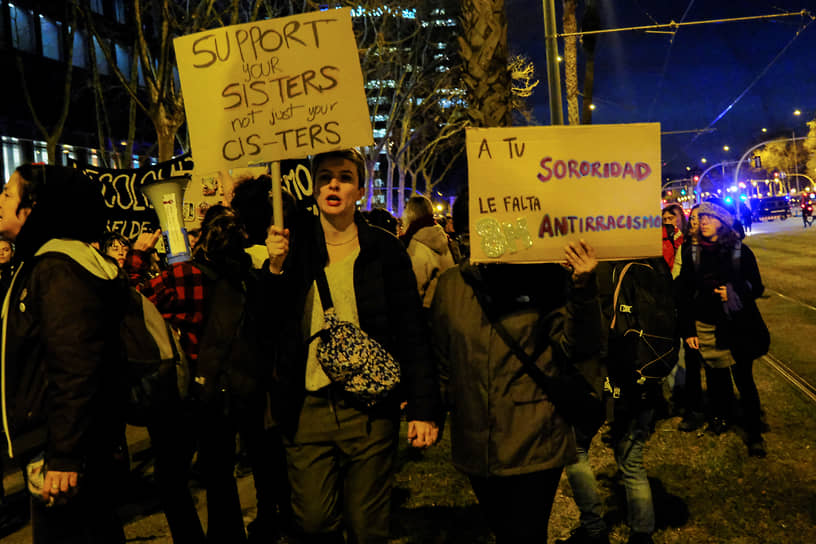 Барселона, Испания. Феминистки на демонстрации, призывающей к защите прав секс-работников