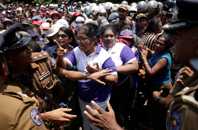 Коломбо, Шри-Ланка. Конфликт участниц правозащитной акции с полицейскими