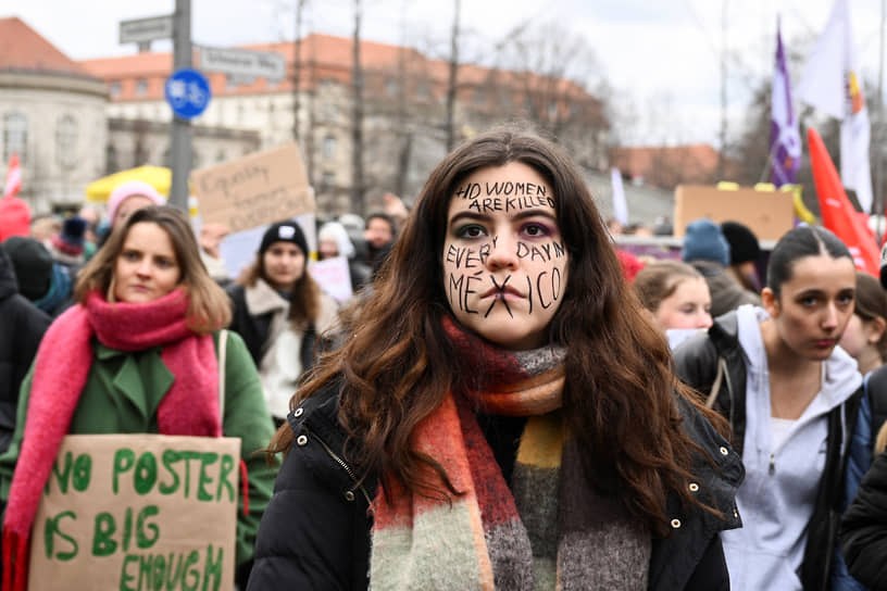 Берлин, Германия. Участники митинга в честь Международного женского дня