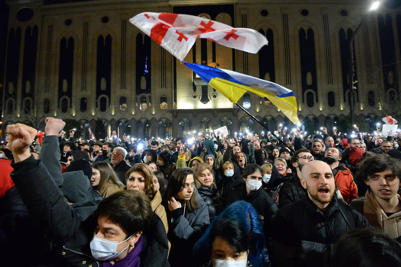 Протестующие у здания парламента с грузинским и украинским флагами