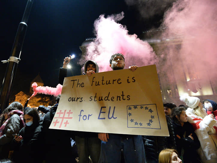 Манифестанты держат плакат с фразой «Будущее за нами»