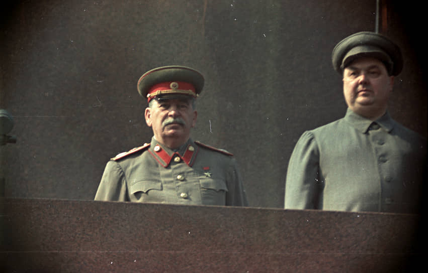 Иосиф Сталин и Георгий Маленков (справа)