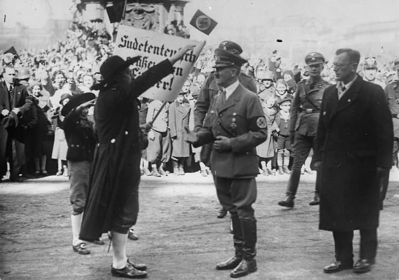 Μια γερμανική αντιπροσωπεία του Σουδετού χαιρετίζει τον Αδόλφο Χίτλερ κατά τη διάρκεια μιας γιορτής στο Heldenplatz στη Βιέννη, 15 Μαρτίου 1938