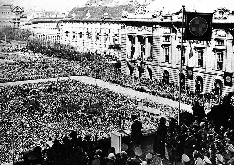 Адольф Гитлер выступает на венской площади Хельденплац, 15 марта 1938 года