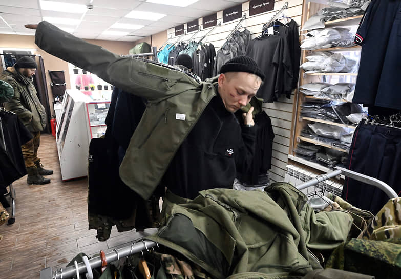 Мужчина примеряет куртку в магазине спецодежды «Спецконтора» 