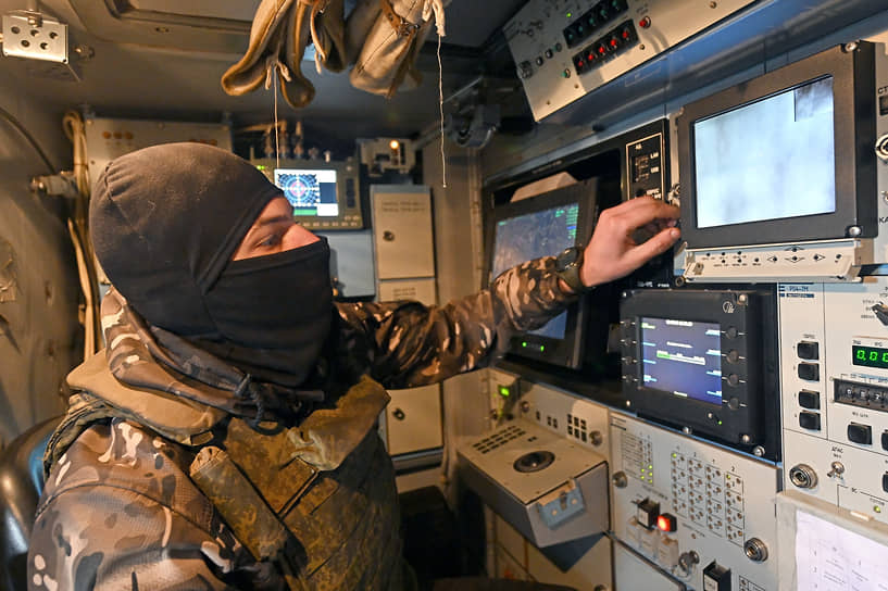 Военнослужащий у пульта управления зенитно-ракетным комплексом под Донецком