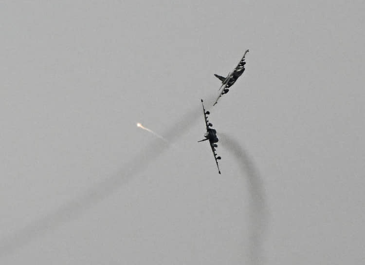 Российские самолеты Су-25 в небе над Донецком