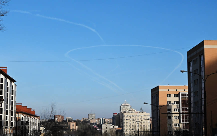 Следы от самолетов в небе над Донецком