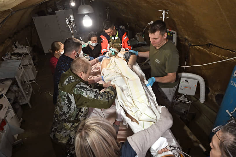 ДНР. Работники медотряда особого назначения Южного военного округа оказывают помощь раненому в полевом госпитале