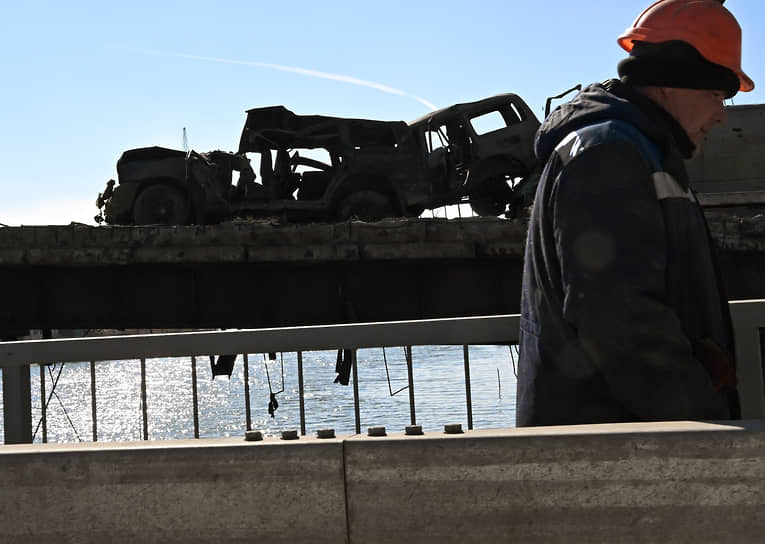 Поврежденная военная техника на мосту в Мариуполе