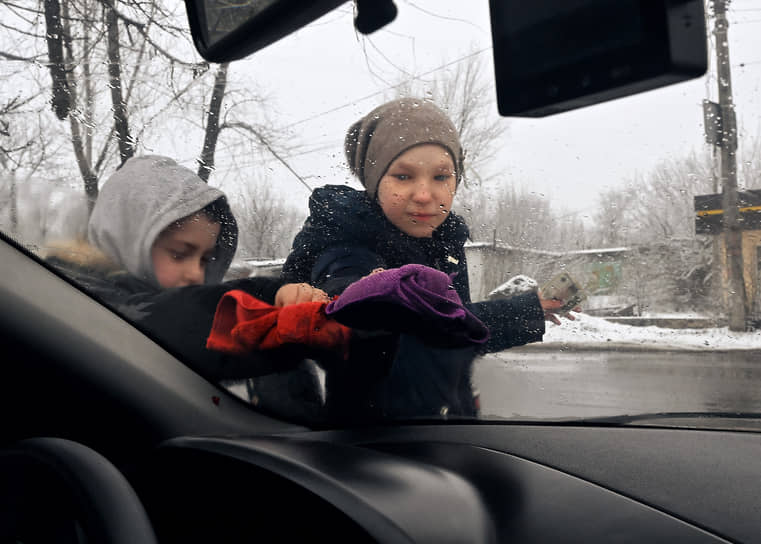 Дети моют лобовое стекло автомобиля в Амвросиевке