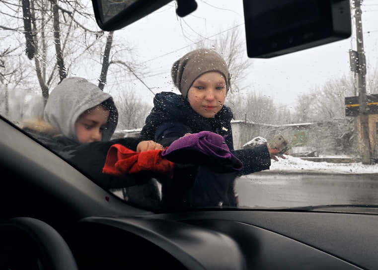 ДНР. Дети на перекрестке моют лобовое стекло автомобиля