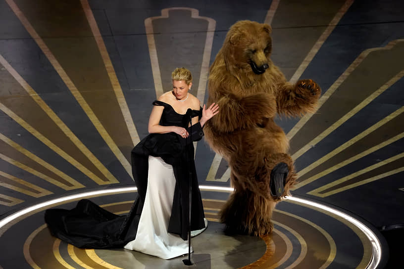 На сцену «Оскара» вышел актер в костюме медведя. Актриса и режиссер Элизабет Бэнкс таким образом прорекламировала свой новый фильм «Кокаиновый медведь»