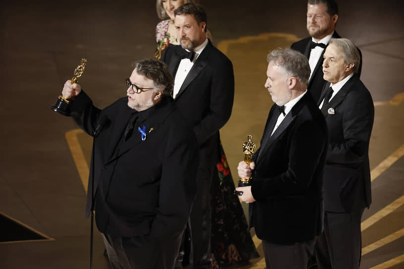 «Пиноккио Гильермо дель Торо» выиграл «Оскар» за лучший анимационный фильм. Впервые за 17 лет награду взяла не 3D-анимация&lt;br> 
На фото: режиссер мультфильма Гильермо дель Торо (справа) произносит речь после получения награды
