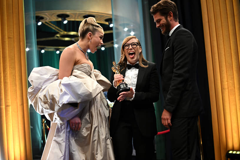 В номинации «Лучший адаптированный сценарий» премию «Оскар» получила Сара Полли (в центре) за драму «Говорят женщины»