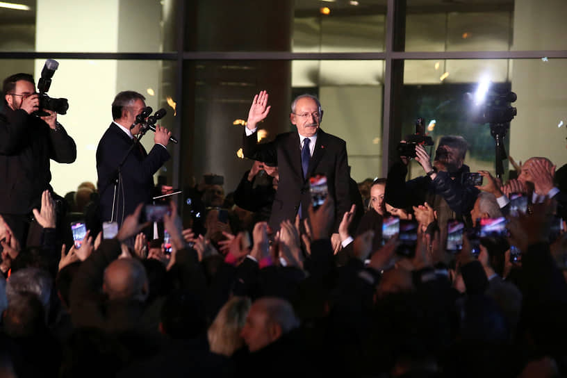 Лидер главной оппозиционной силы Турции — Республиканской народной партии Кемаль Кылычдароглу приветствует своих сторонников после того, как шестипартиный альянс выдвинул его единым кандидатом в президенты (6 марта 2023 года)