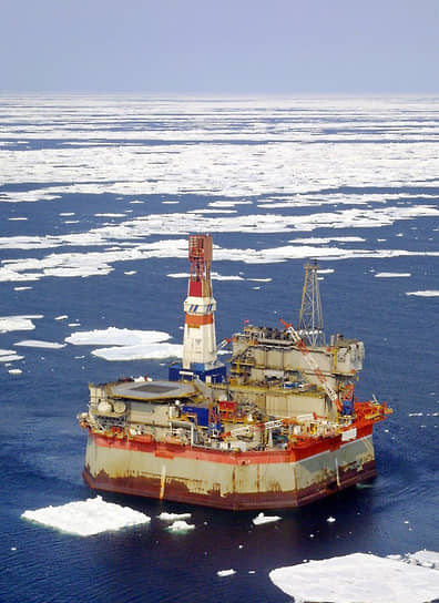 Морская нефтяная платформа «Моликпак» возле острова Сахалин, 2003 год 