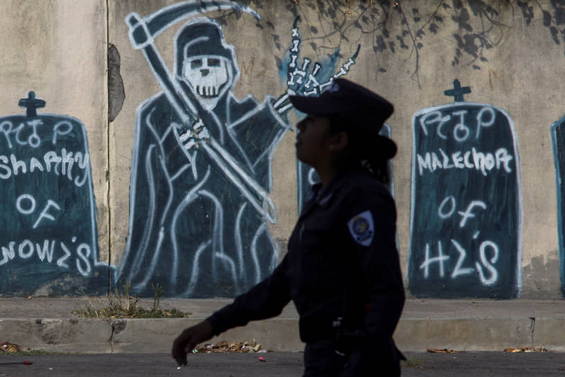 Посвященные погибшим членам банд граффити в Сальвадоре можно было увидеть не только на стенах тюрем, но и в городских районах, которые контролировала та или другая группировка
