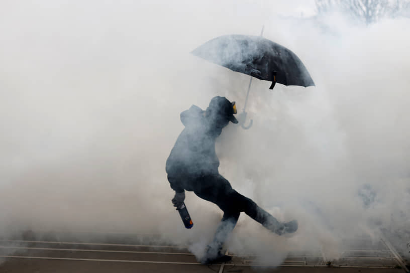 Нант, Франция. Протестующие пинают баллончик со слезоточивым газом