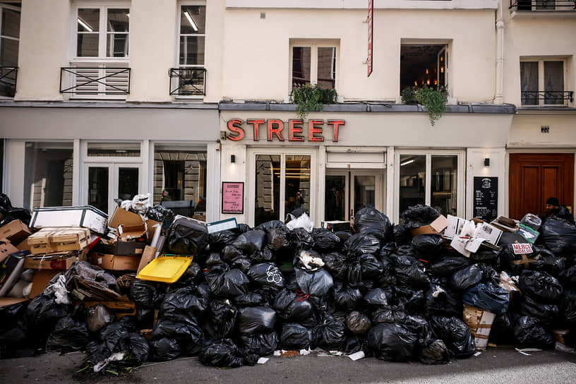 Париж, Франция. Неубранный мусор на улице