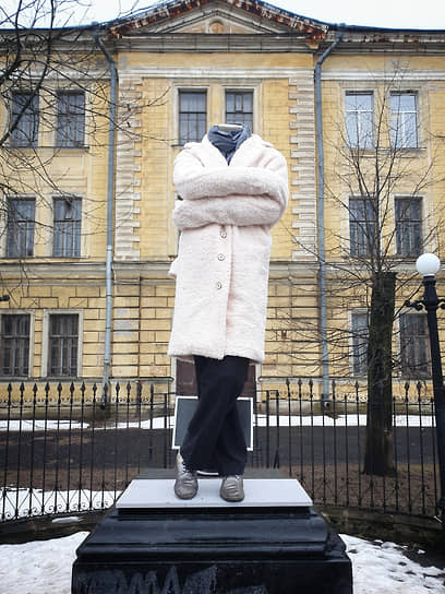 Памятник белому пальто в Санкт-Петербурге
