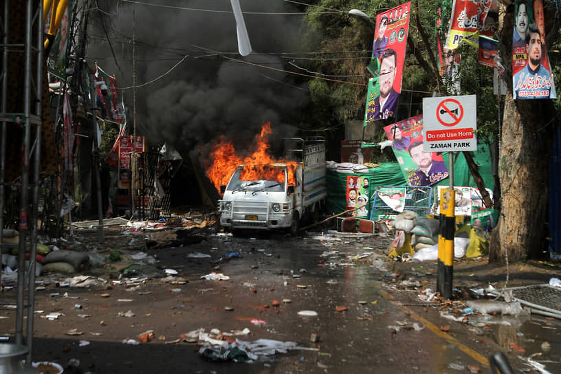 Лахор, Пакистан. Грузовик, загоревшийся в ходе столкновения между сторонниками бывшего премьер-министра страны Имрана Хана и полицией