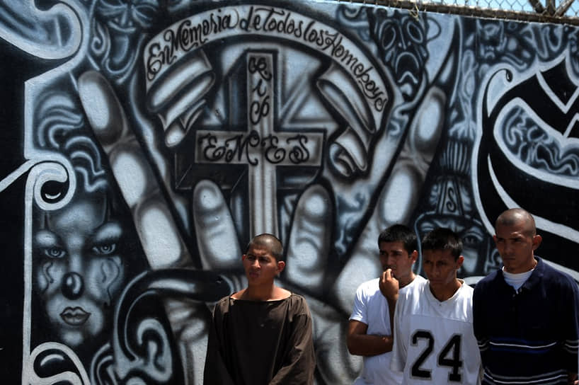 Граффити на внутренней стене тюрьмы Суидад Барриос посвящено памяти погибших членов банды