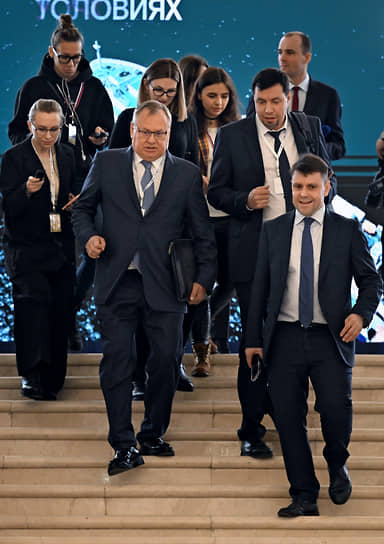 Президент, председатель правления ПАО «Банк ВТБ» Андрей Костин (в центре)