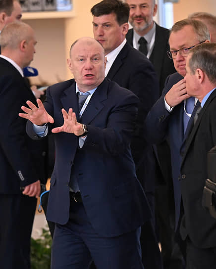 Президент компании «Норникель» Владимир Потанин (в центре) и президент, председатель правления ПАО «Банк ВТБ» Андрей Костин (второй справа)