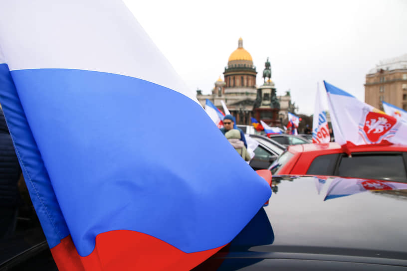 В Санкт-Петербурге организовали автопробег от Исаакиевской площади до площади Победы