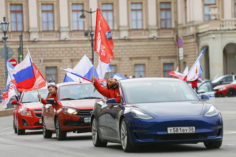 Старт автопробега в честь девятой годовщины воссоединения России и Крыма в Санкт-Петербурге