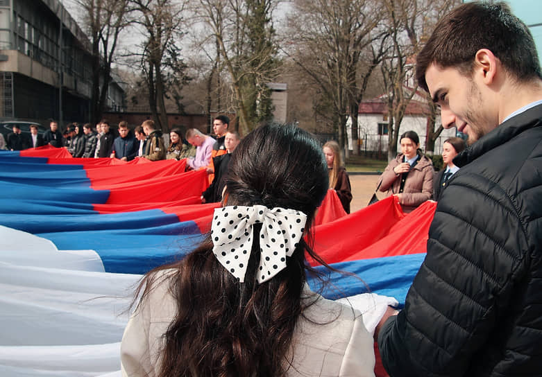 В Ростове-на-Дону на площадке исторического парка «Россия — моя история» развернули 30-метровый флаг России 