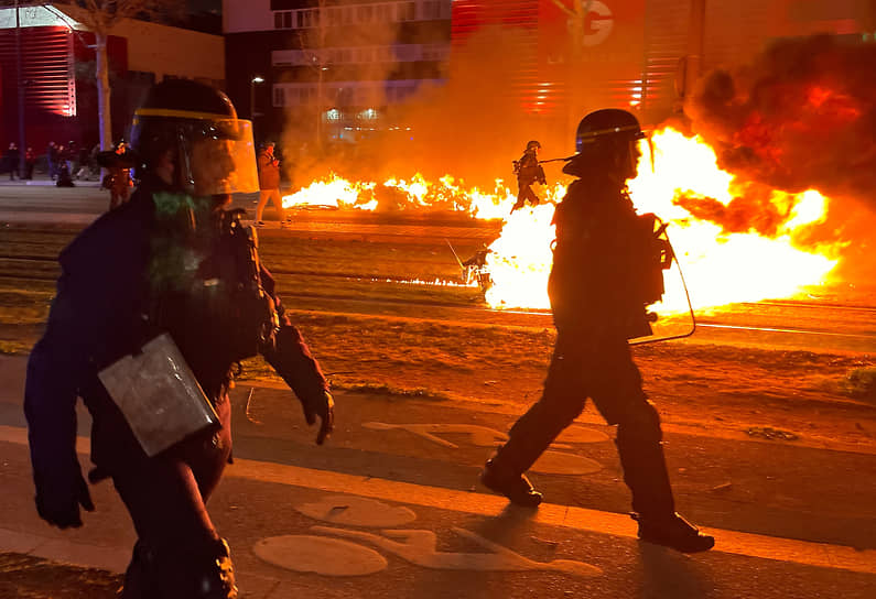 В Париже демонстранты поджигали мусорные баки