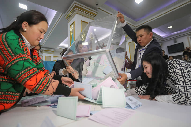 Подсчет голосов на одном из избирательных участков Алматы